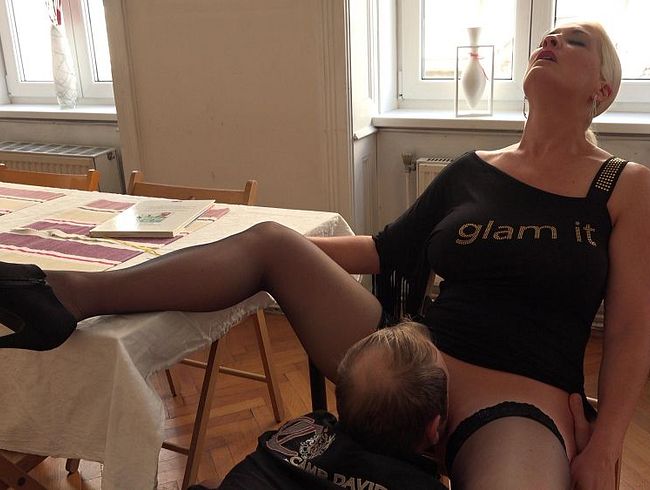 HeidiHills's Porno Video: Beim lesen gestört