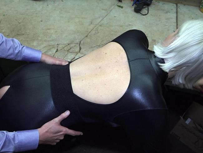 HeidiHills Porno Video: Im Lackoverall von 2 Typen gefickt Teil 2/2